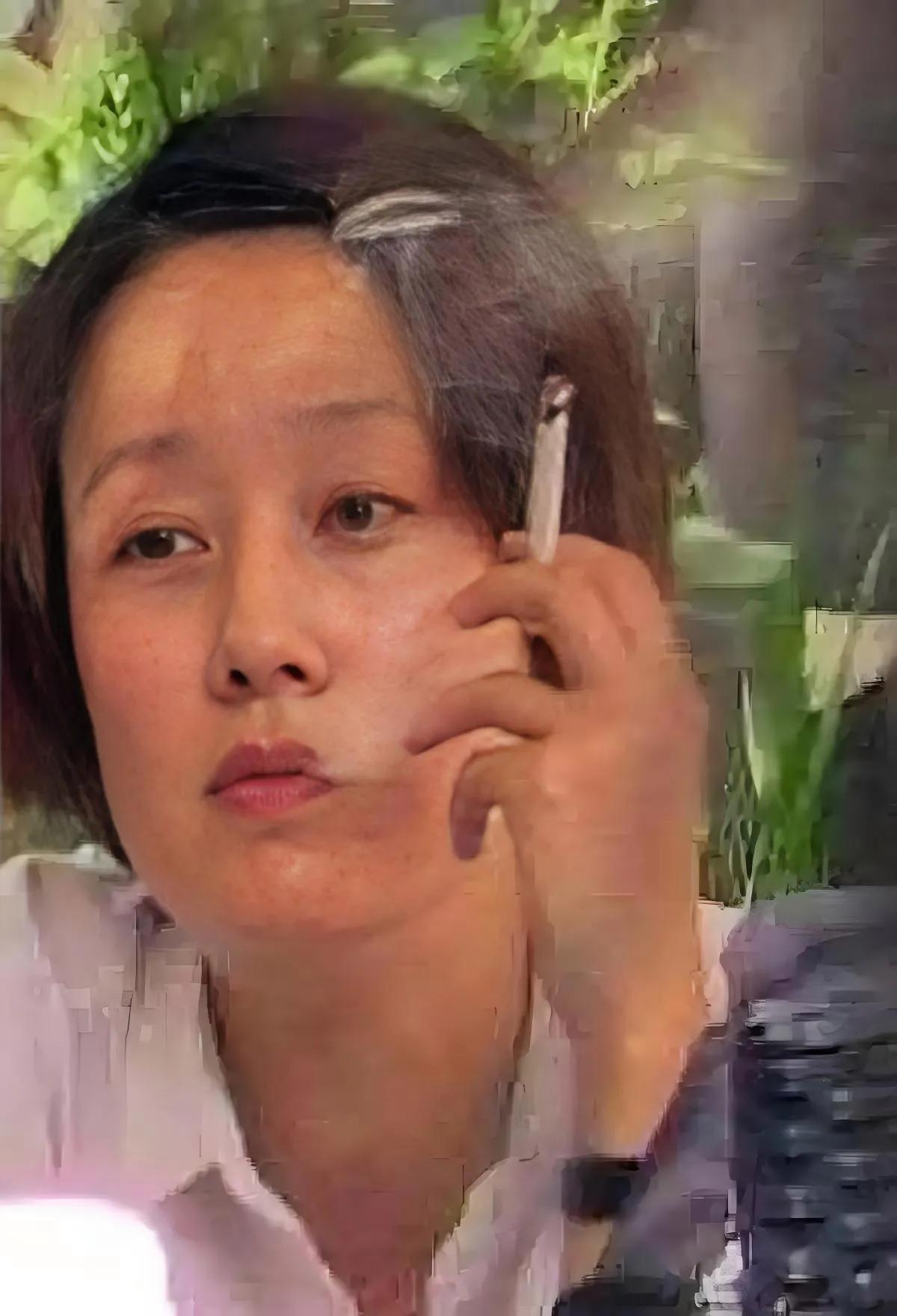 老烟枪明星抽烟品牌汇总：1、那英—中南海2、胡歌—芙蓉王3、刘亦菲—万宝路