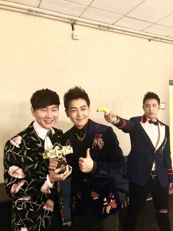 林俊杰合影，两次被抢镜。图一被手拿香蕉枪的潘玮柏抢镜了，图二被林志颖的双胎胎儿子