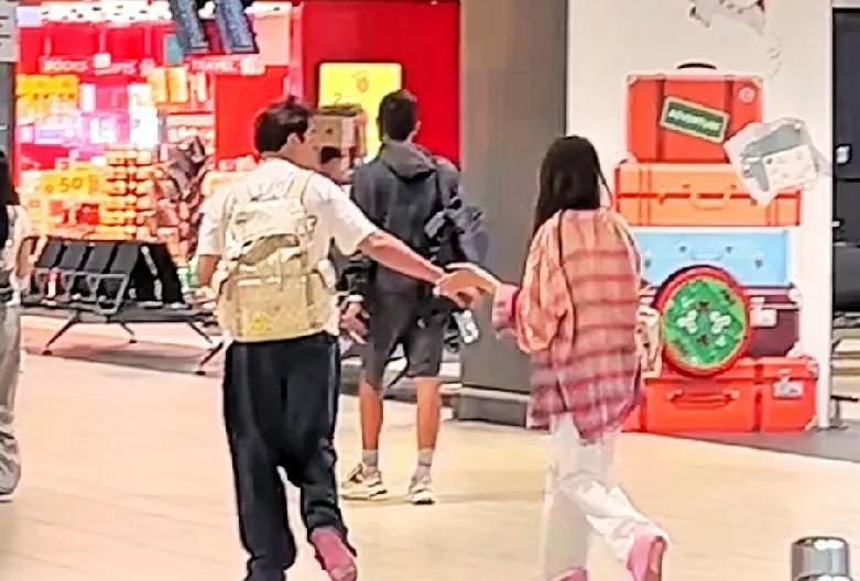 有网友在罗马机场偶遇王思聪，他带着女友懒懒旅行！他走在前面，不忘回头牵上女友的手