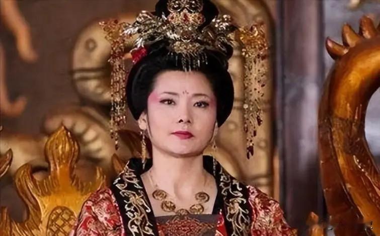 公元528年，胡太后把1杯毒酒，端到19岁的儿子面前，冷冷地说:“陛下，把它喝下