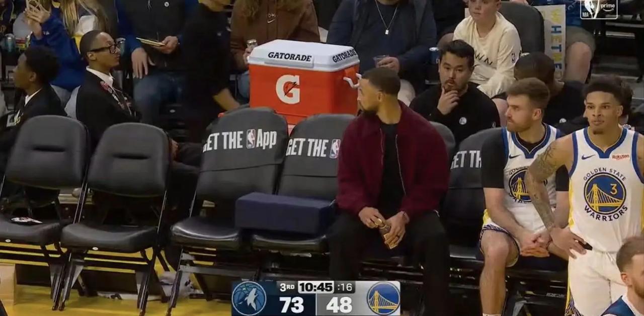 库里一扭头：我队友呢？对阵森林狼这场球，勇士伤退了3个人，替补席就剩下斯潘塞