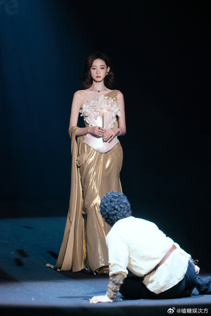 张艺凡从油画里走出的神女不用浓妆也能这么惊艳，张艺凡的清冷感配上神女造型，自带静