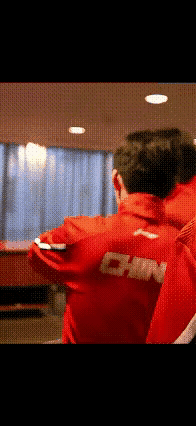 林诗栋开始调皮了，国乒夺冠正好碰上王楚钦的生日，这份特殊的生日礼物，让全队