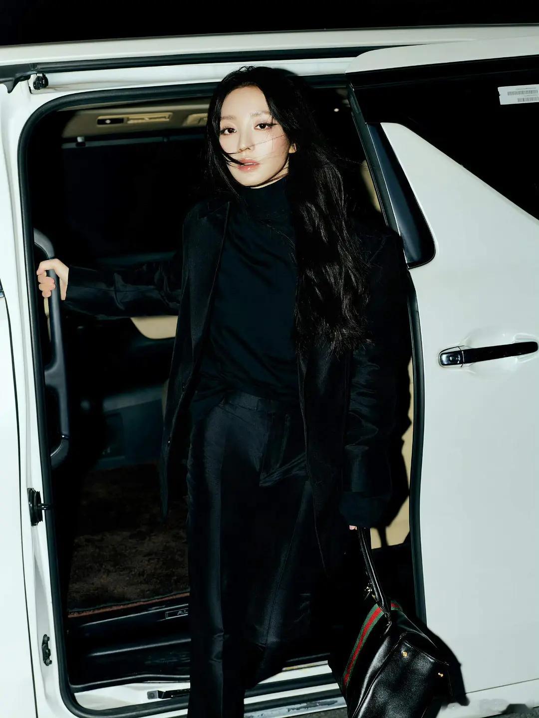 这居然是没有刘海的田曦薇，这妥妥的就是路人啊。