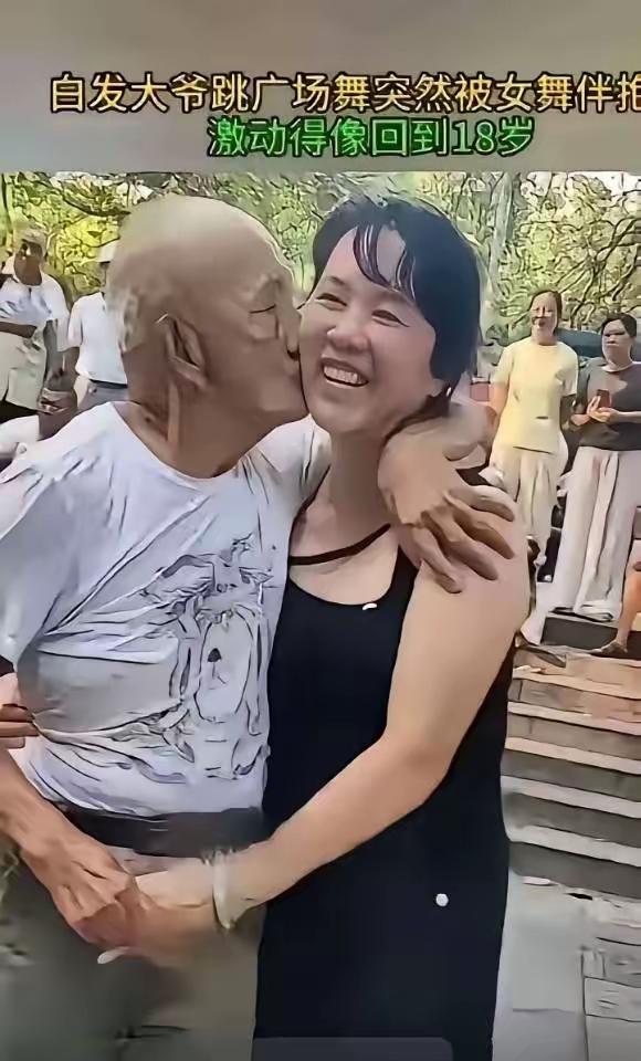 老夫聊发少年狂。广西柳州某公园里，一个78岁的退休老人，去公园里跳舞，虽然舞姿不