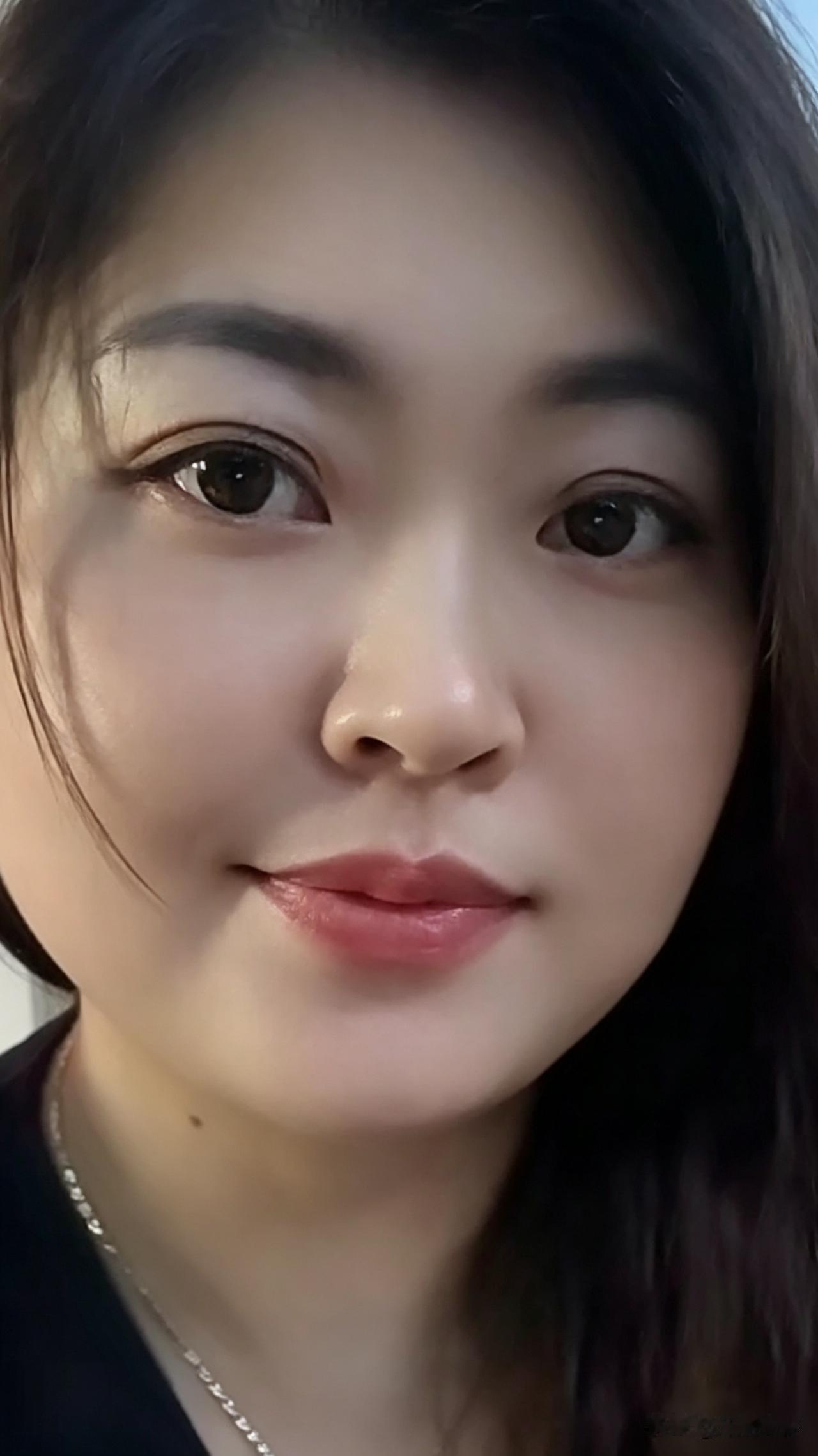 这种自带原生精致感的女生，气质温柔大方，五官舒展耐看，浑身上下都透着舒服的韵味。