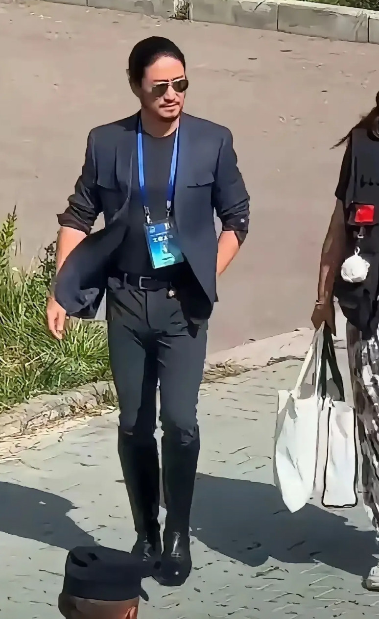 吴京自从当上导演后，越来越有国际范了，留起了长发，蓄起了满脸胡，休闲紧身西装搭配