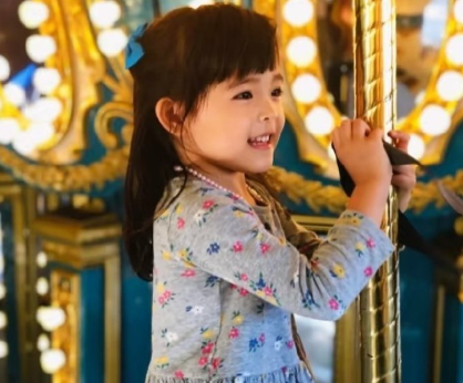 这女儿是拿尔导年轻时的脸直接复刻的吧？基因彩票头等奖，星二代颜值天花板没跑了！