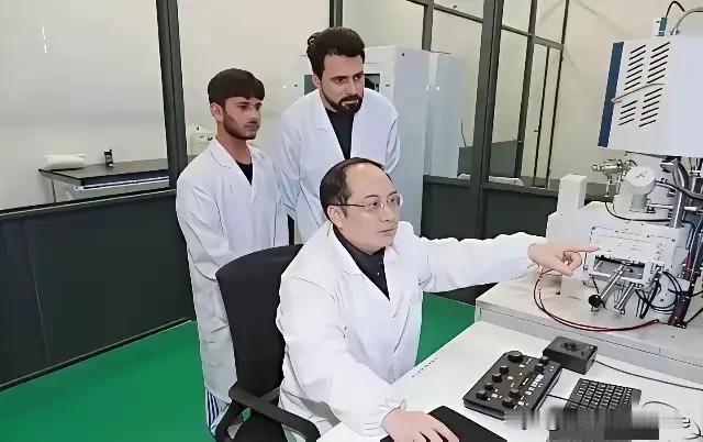 有人问，就郭伟这高中学历，还带有留学生，他怎么指导留学生？别小看高中学历，只要