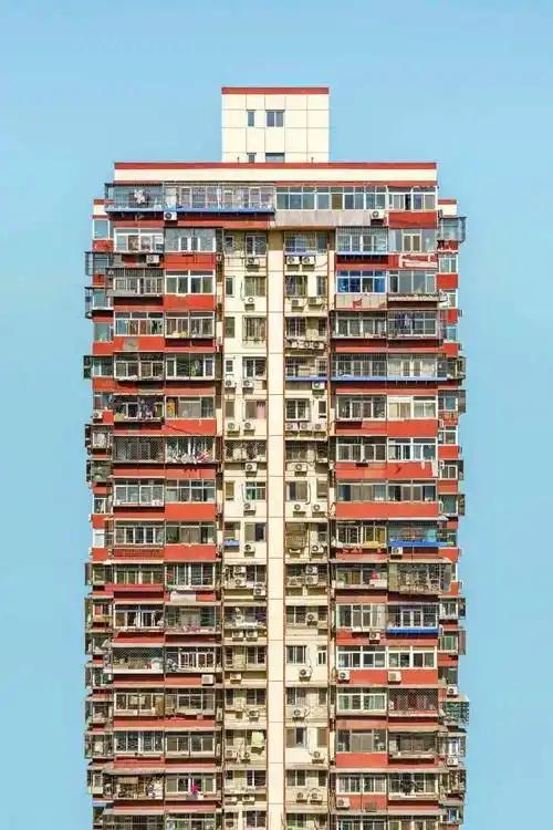 中国的第一批高层住宅，现在也已经“老”了，正在走向“中年危机”。城市里那一大