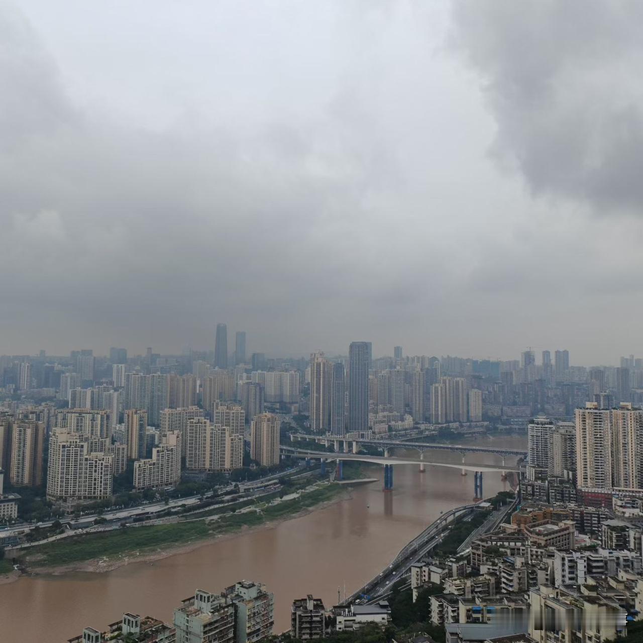 今天听几个回迁房小区里的业主在闲聊，当说起小区物业因为收不上来物业费而准备撤离时