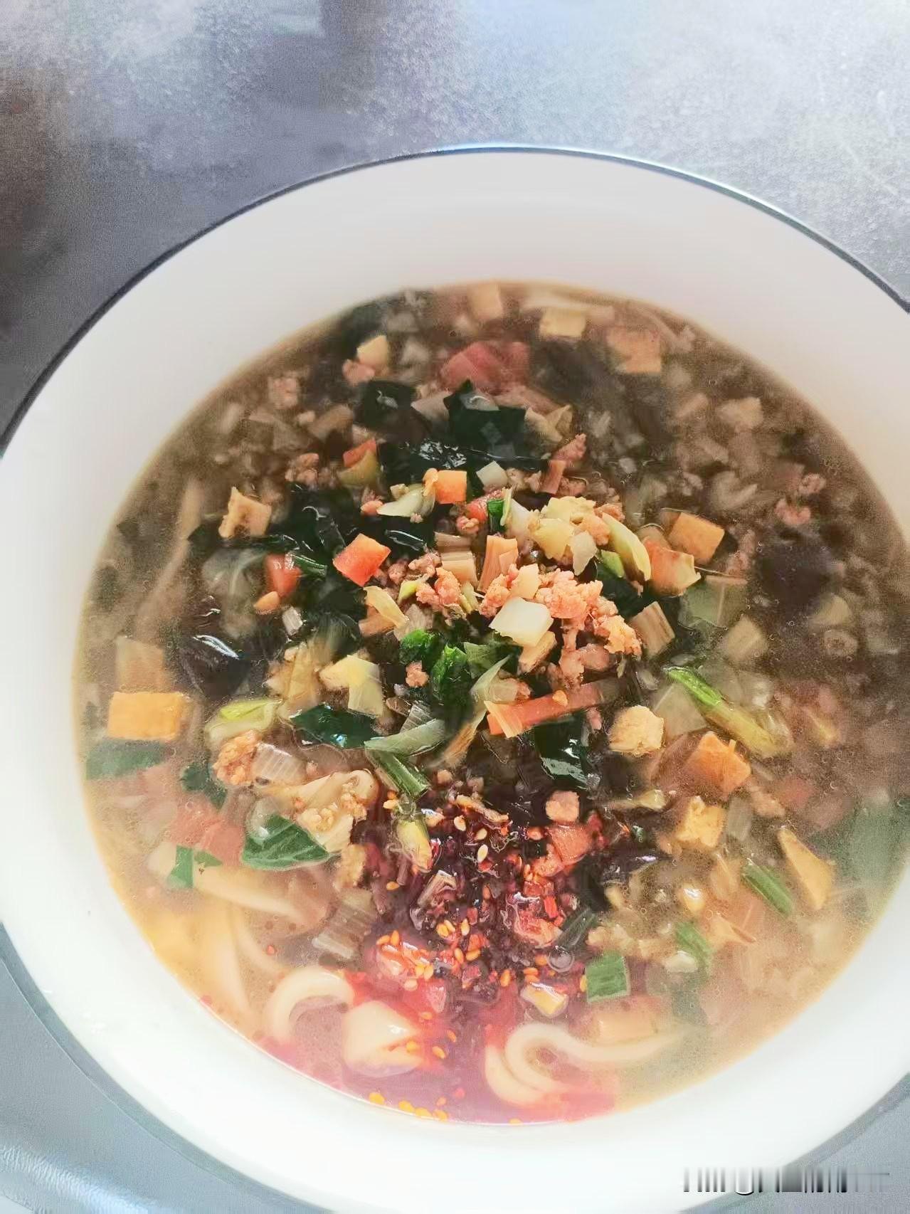 这过年这几天去谁家都是，几个凉菜再来几个热菜，真是让人有点招架不住啊！今天中午在