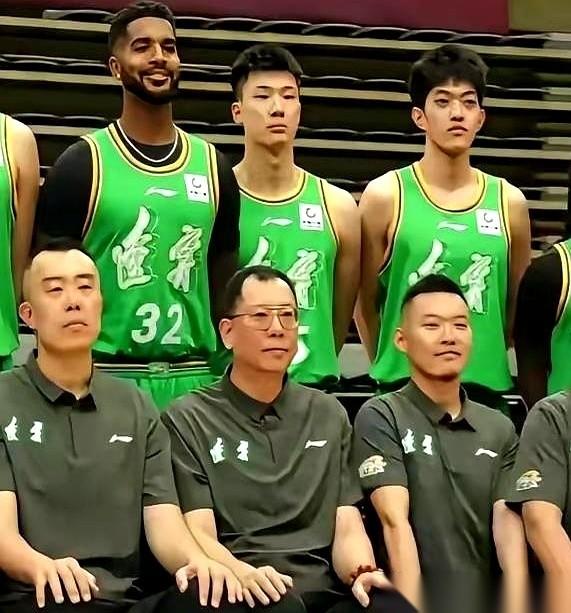 新辽篮的阵容里，除了爱德华兹、库珀、克里斯三名外援和赵继伟、付豪，仅剩李虎翼和鄢