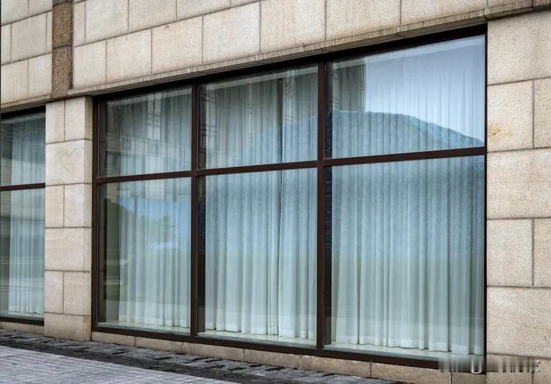 安徽亳州谯城区赵桥乡突然一声巨响，像平地起惊雷。26日下午5时左右，巨响过后白色