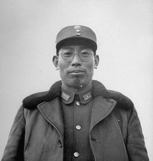 瓦子街战役结束后，战士们在打扫战场的时候，发现了一具身体肥胖、个子不大的尸体，头