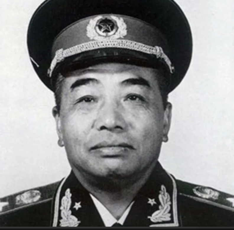 1974年，革命功勋彭德怀躺在301医院的病床上，生命即将燃尽。他艰难地抬起手，