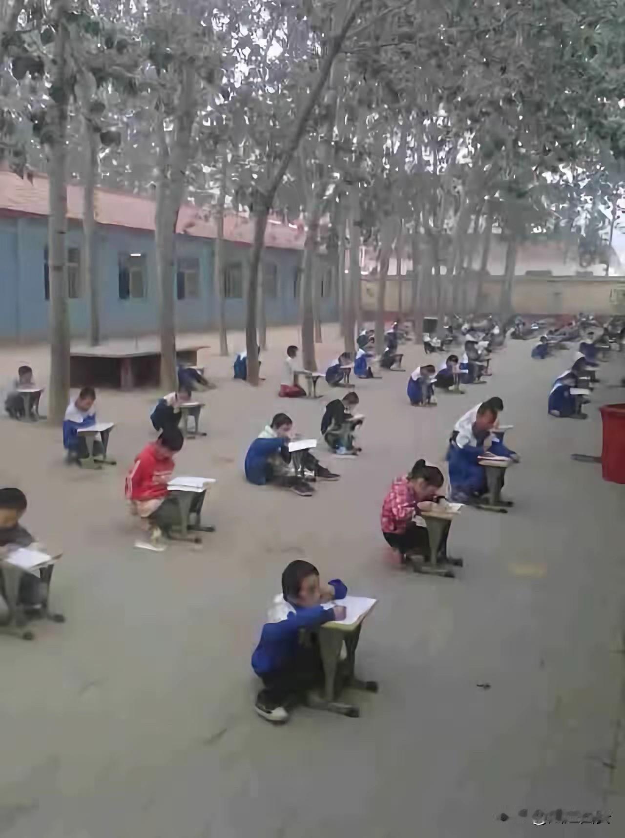 80后，上学就是在教室外面考试。一个凳子，蹲着写试卷。时间稍长一点，腿