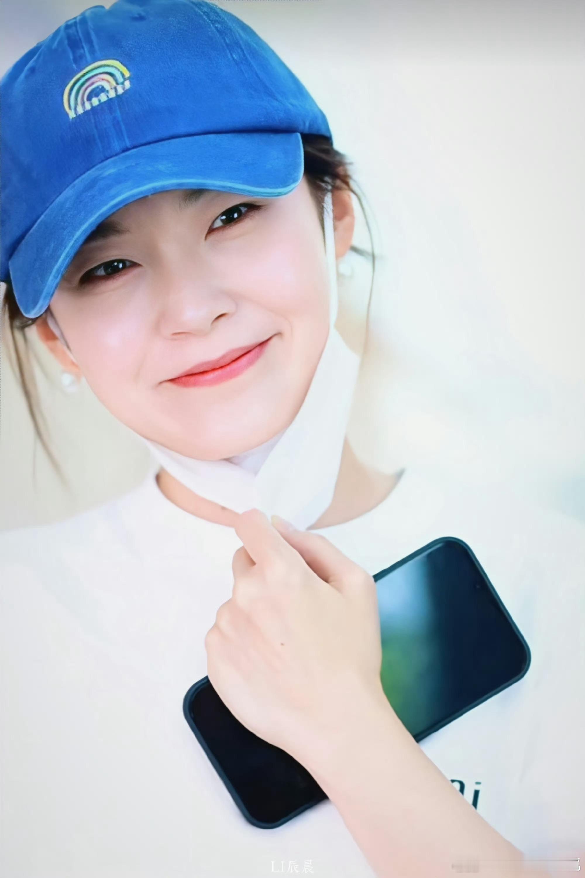 张佳宁好明媚的杀青状态捧花和笑容真是绝配，整个画面洋溢着幸福的感觉。演员在作品