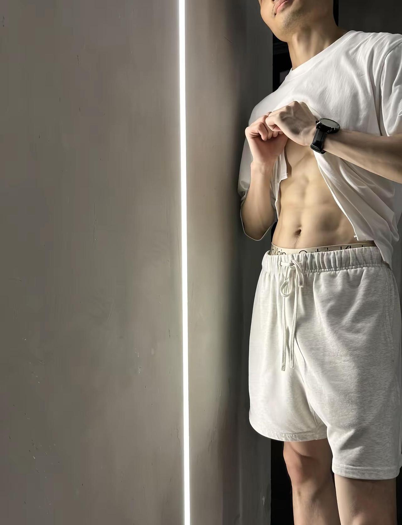 在山上⛰️看见一个腹肌男在玩水🤣腹肌真实户外