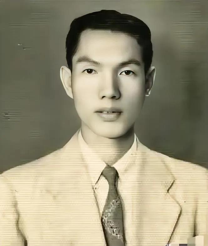 1958年，一个叫田家炳的印尼华侨带着自己的家人移居香港，并在元朗的屯门海边购买