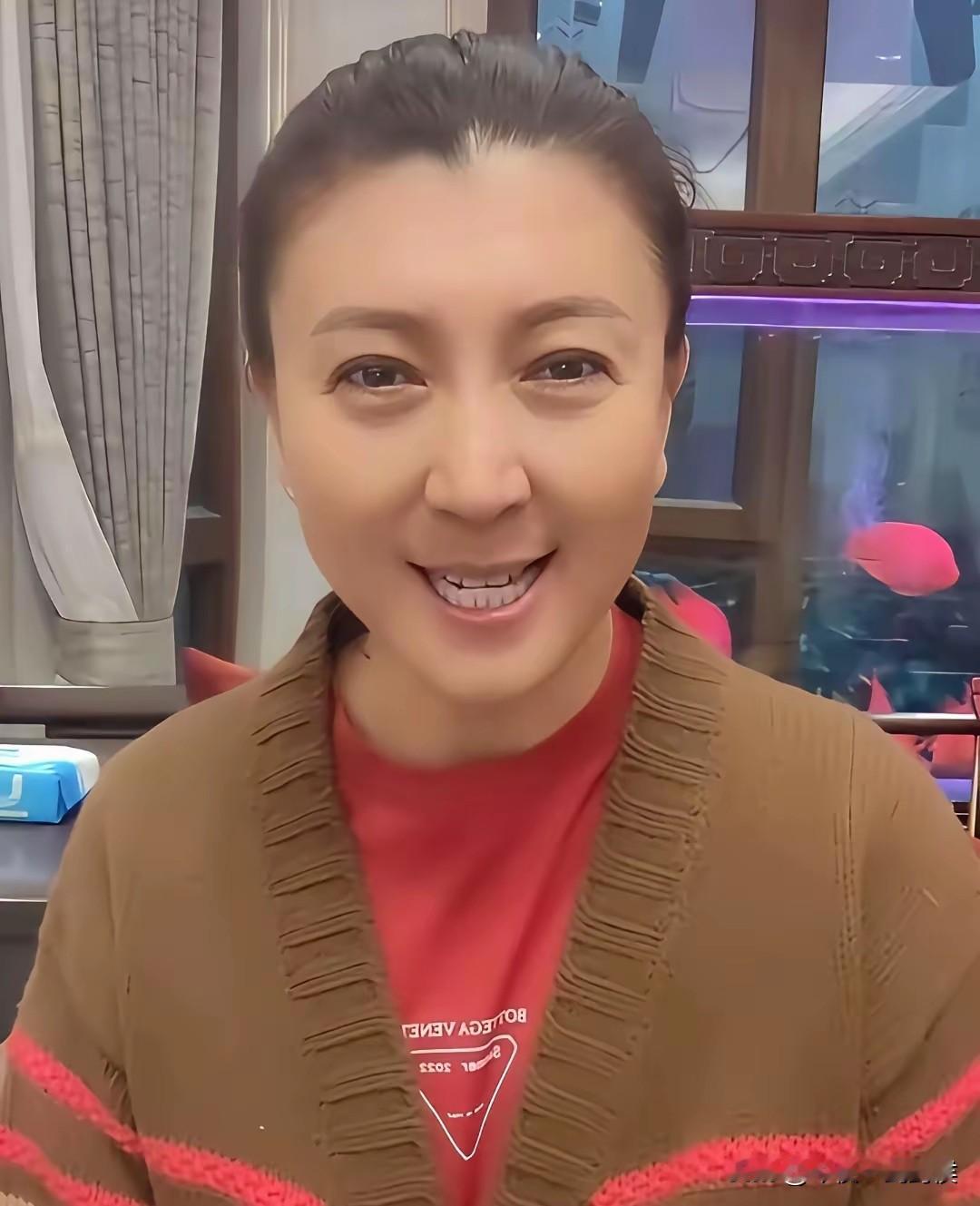 群众的智慧你必须得佩服，看网上有个人说闫学晶，内心穷的叮当响。这个形容很有趣。