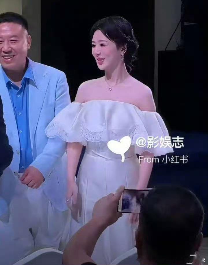杨紫和爸爸合体营业紫妹下次带着男足走向世界吧！杨紫21号有国外行程