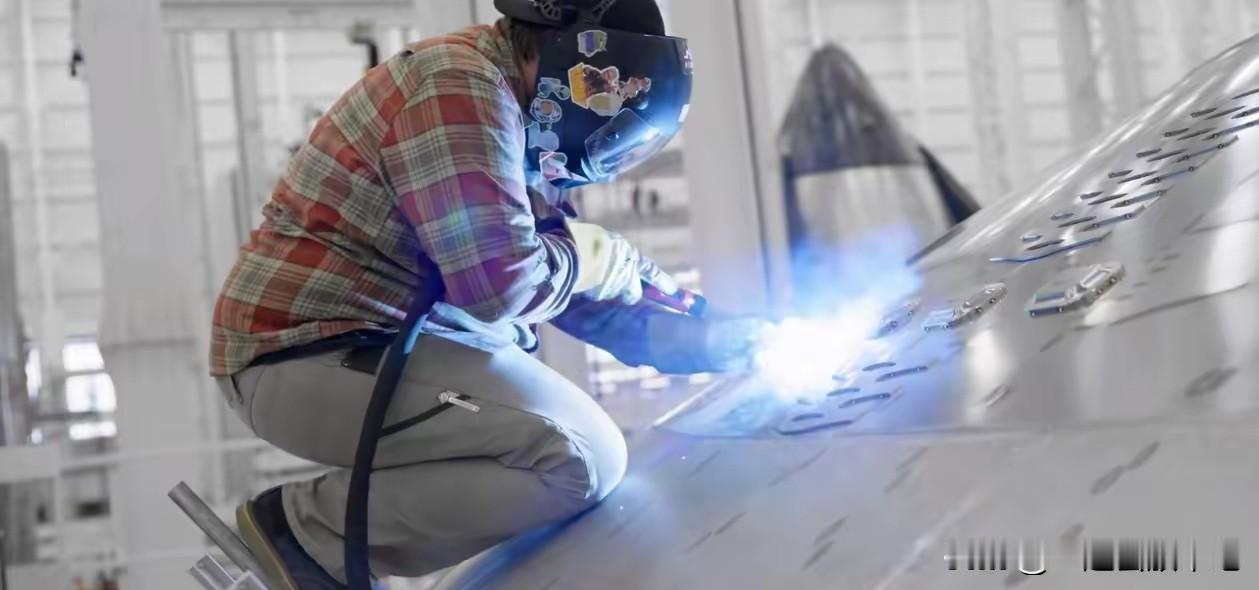 spaceX的星舰工厂的焊接工人。1、工人没有统一的工作服，穿着随意。2、