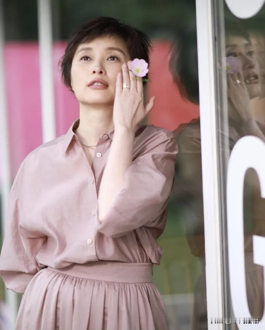 吴越说：“我这辈子就谈过一次恋爱，如今54了，单身，没孩子，定居上海。好多人替我