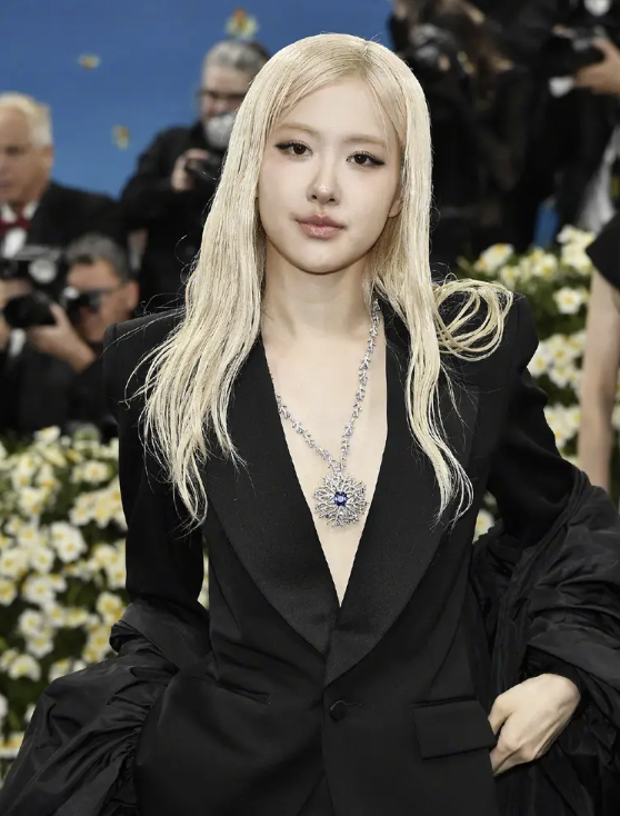 朴彩英MetGala2025红毯造型深V西服配宝石项链超性感