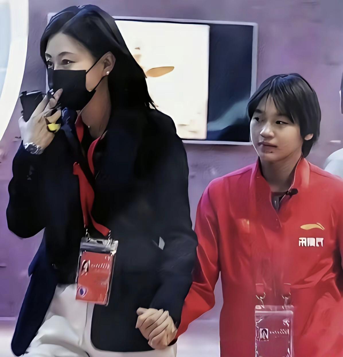 全红婵被保镖姐姐紧紧牵着手，一路护着穿过人群！谁能忘几年前那个怯生生的小姑