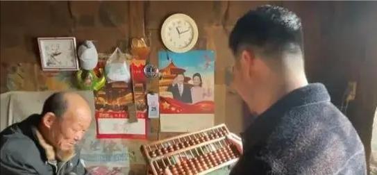 1962年，长春一家纺织厂的锅炉房里，曾经挂着一块不起眼的旧绢。 它被铁丝固