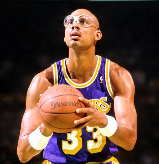 詹姆斯、贾巴尔谁才是NBA历史第二人？总得分：詹姆斯42184分，历史第一。
