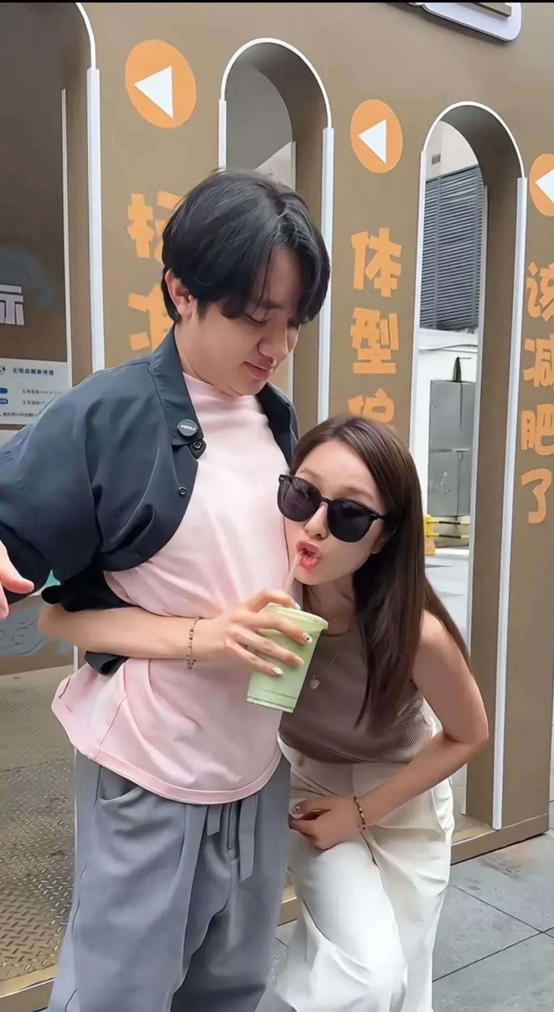 王祖蓝和老婆，多恩爱的一对啊！老婆的身高让人羡慕啊！身材也好，一看就让人喜欢。