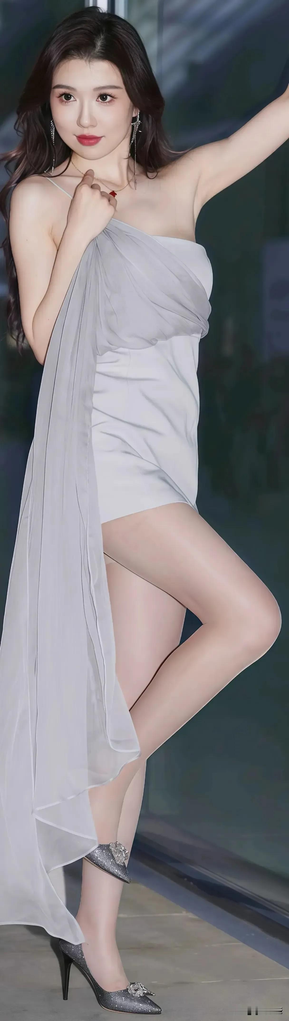优雅气质，白纱裙摆，高跟鞋，完美造型！