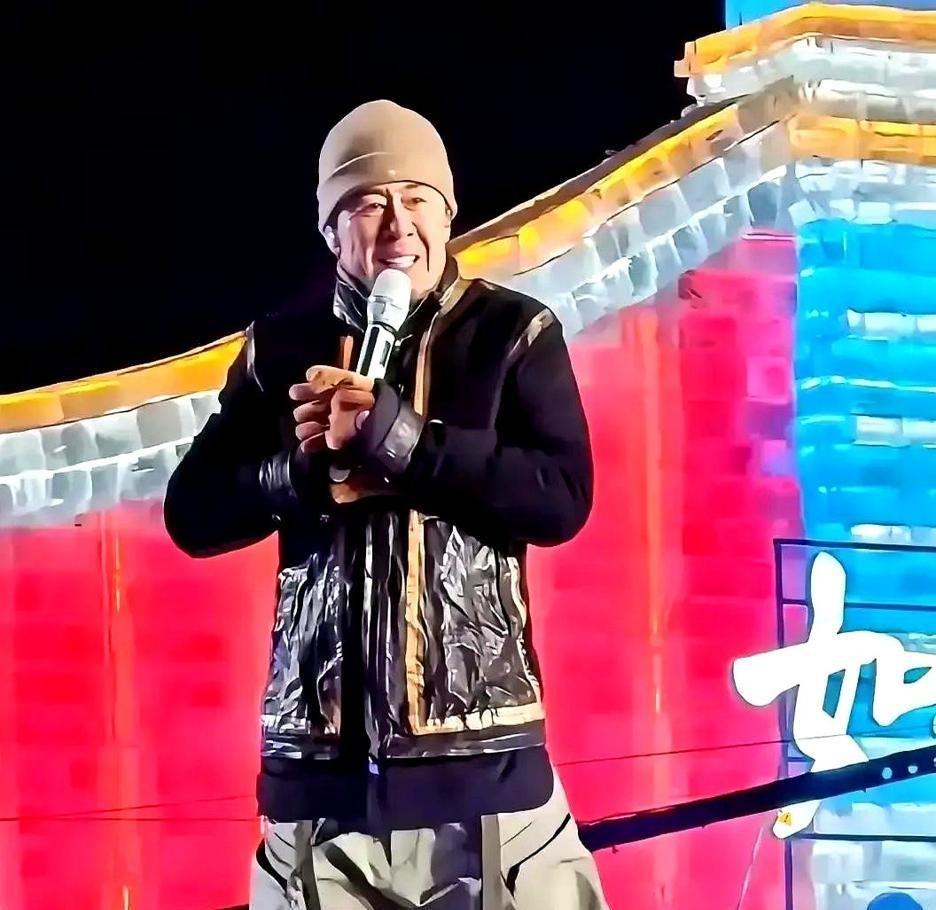 哈尔滨冰雪大世界，一场模仿秀，竟喊出了“滚下去”。官方紧急辟谣，杨坤根本没来。