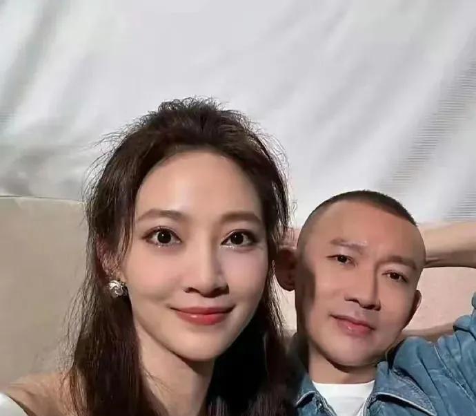 聂远和老婆，真的没想到，聂远的老婆这么漂亮，比高圆圆的眼睛还要大，高高的鼻梁，妥