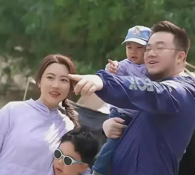 巴图一家人，不知道他亲爹看见会不会眼馋呢？人家巴图没有你的照顾依然过得很好。
