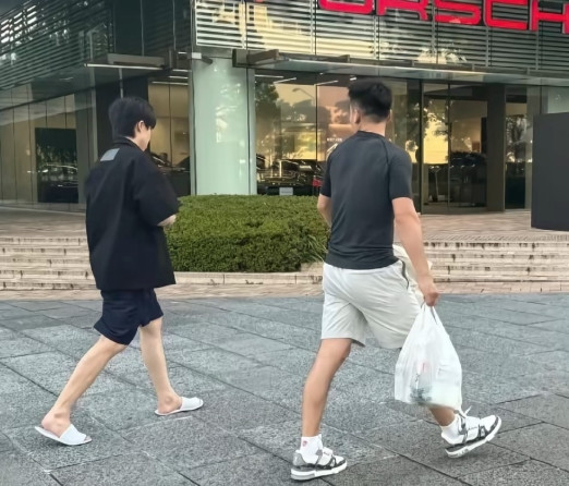 王楚钦和牛牛刚刚抵达横滨就出门觅食了，咱就是说大头在异国他乡直接把松弛感拉满，穿