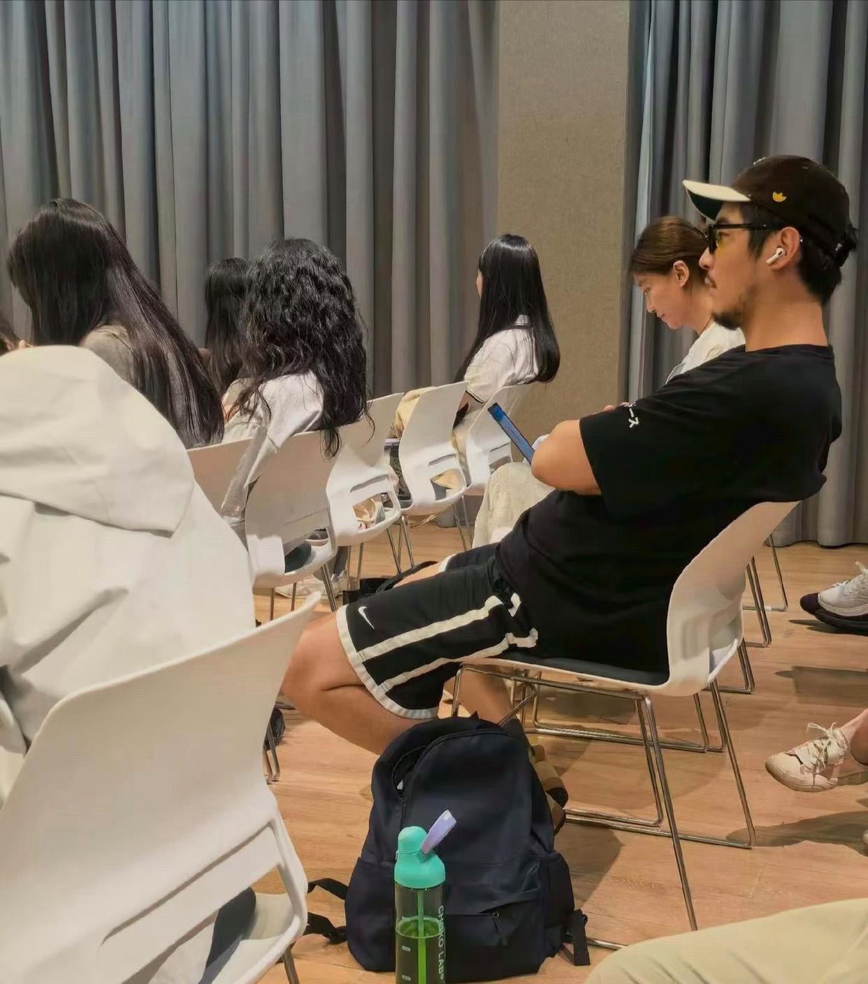 金世佳现身上海戏剧学院上博士课，他看起来胖了好多，胡子拉渣，形象大变！在课堂上，