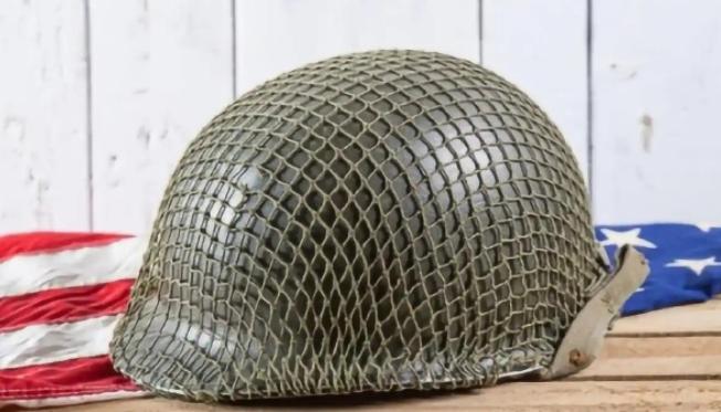 二战的时候，为啥美军要在钢盔上加一层渔网呢？这渔网可不得了，至少救了10万美军。