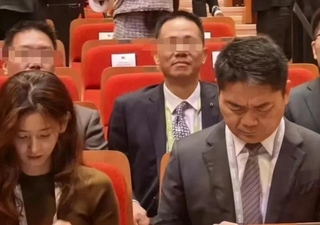 不知妻美刘强东，因被拍一张照片，称在老婆面前没了自信？实在没get到这个梗，老耶