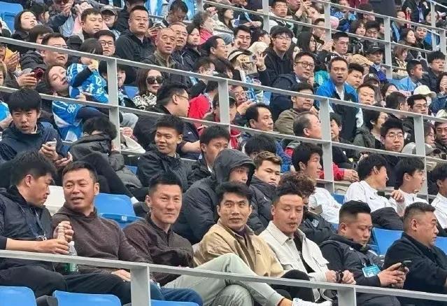 国足大名单将超50人，大概率是最后2场比赛了，伊万团队和郑智的中方教练也是下大功