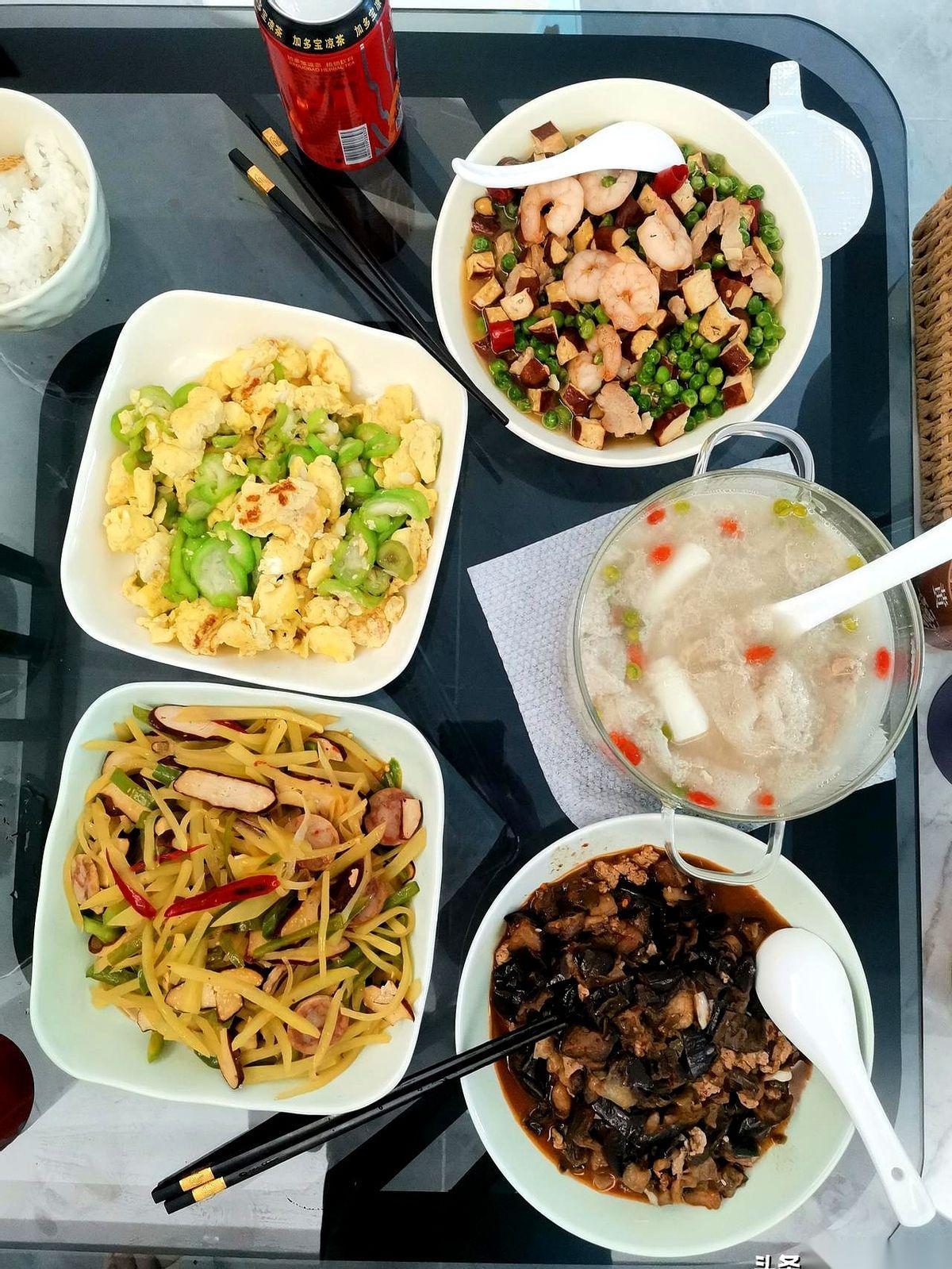 我老婆一筷子红烧鱼刚夹进碗里，心满意足地拨通了她妈的电话，满脸笑地开了免提：“妈