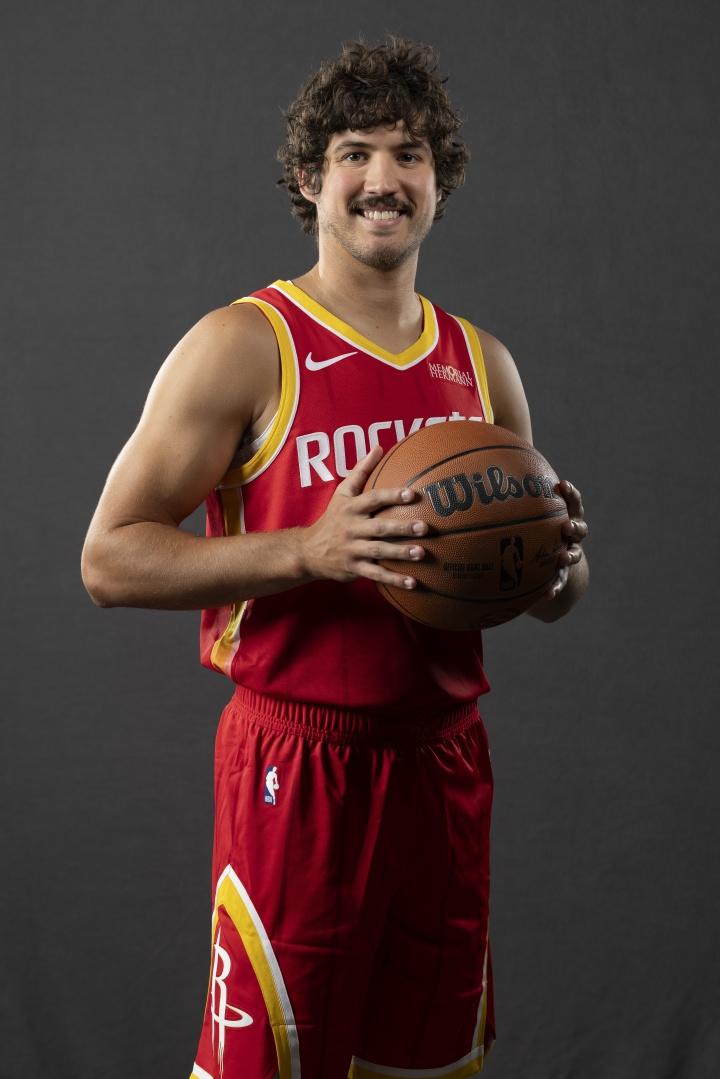 谢泼德新造型火了！撞脸《疯狂神父》主角，本人直接换头像玩梗看NBA上咪咕视频，