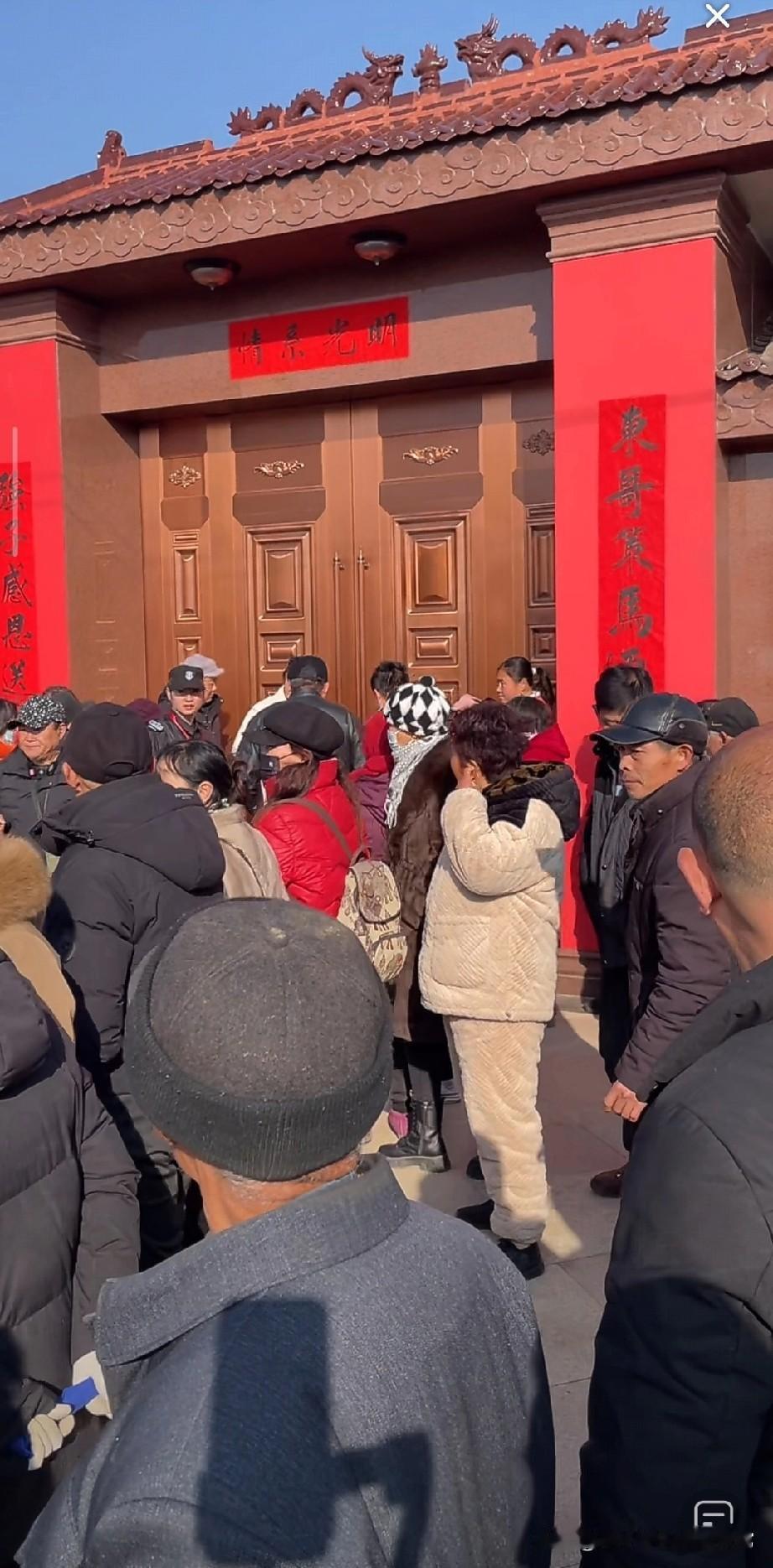 刘强东回村发年货，光明新村的老人笑开了花！今早刷到宿迁光明新村的直播，直接