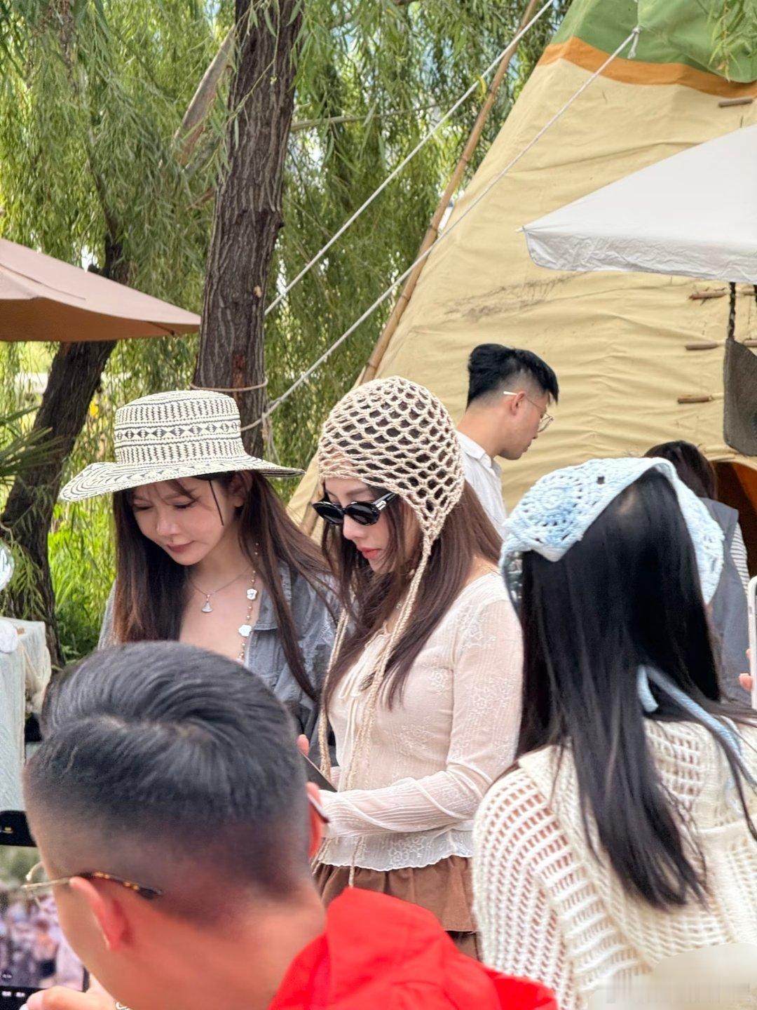 网友大理偶遇李小璐！好年轻谁懂，完全二十岁女大看起来​​​
