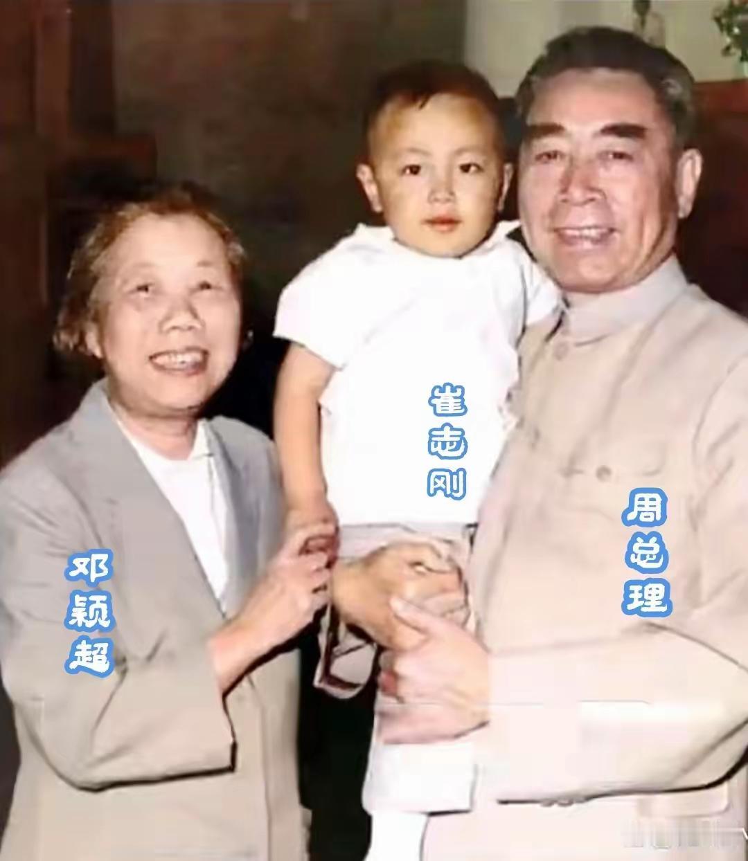 周恩来、邓颖超夫妇，非常喜欢孩子。这张拍摄于1963年的合影照，十分难得。慈祥的