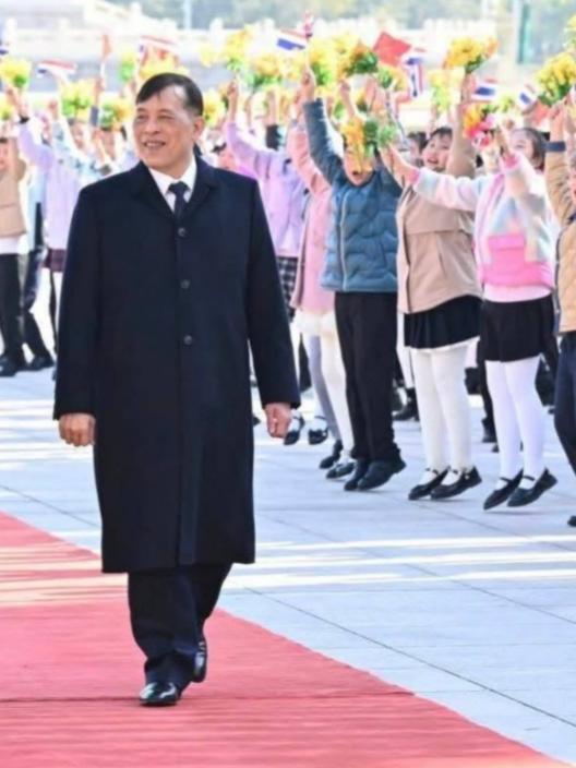 泰国国王访华第二天换新衣服，穿单排扣风衣出席欢迎仪式，又帅又不失王者气场！11月