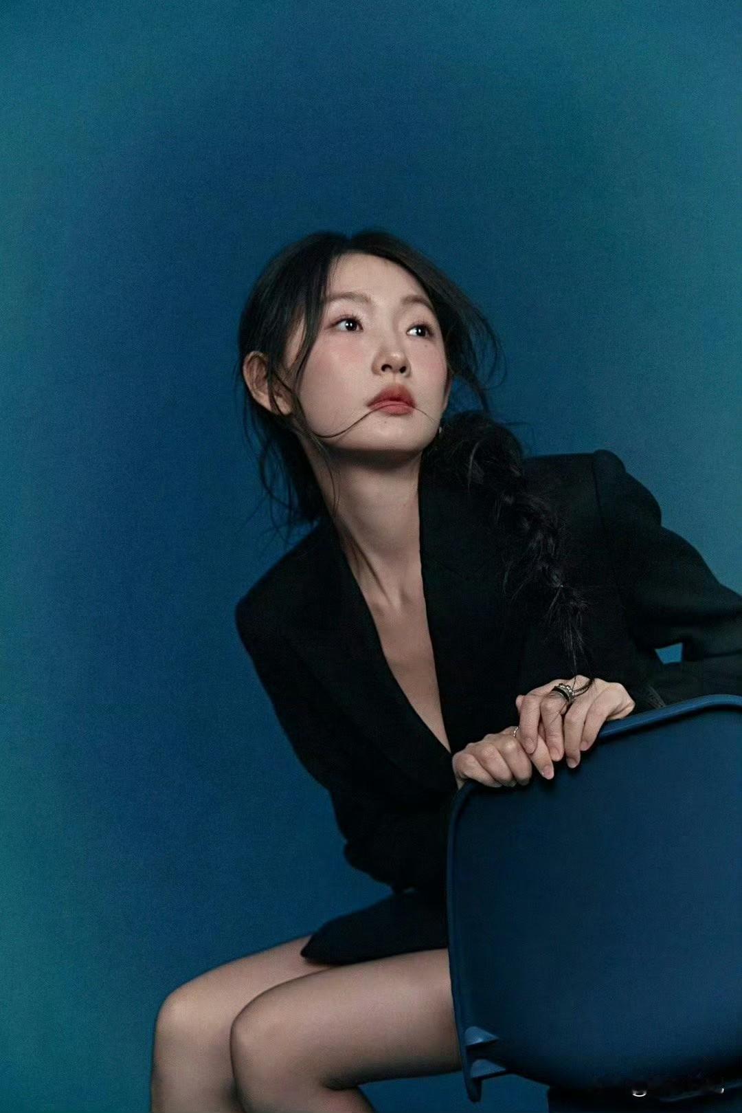 周依然x新剧黑丝造型