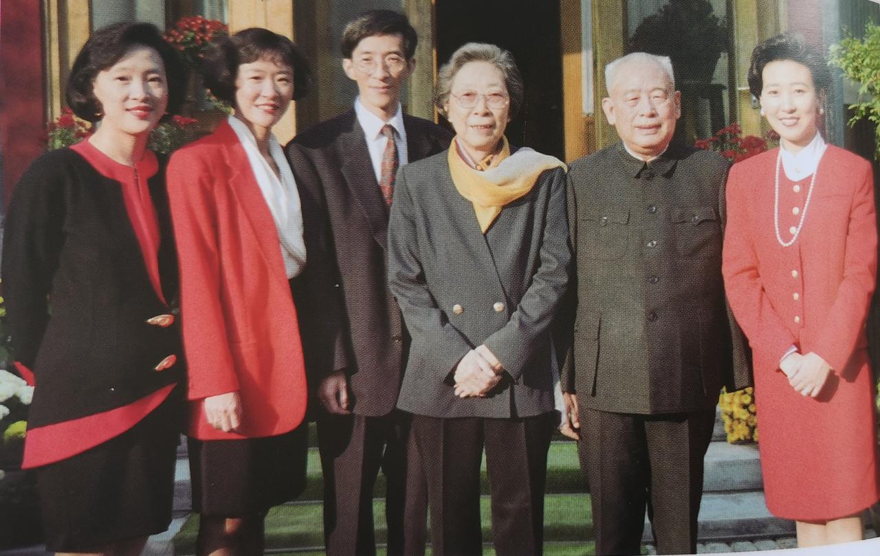 1993年春节，开国中将余秋里和家人在住所门前，拍了一张全家福。余秋里刘素阁夫妇